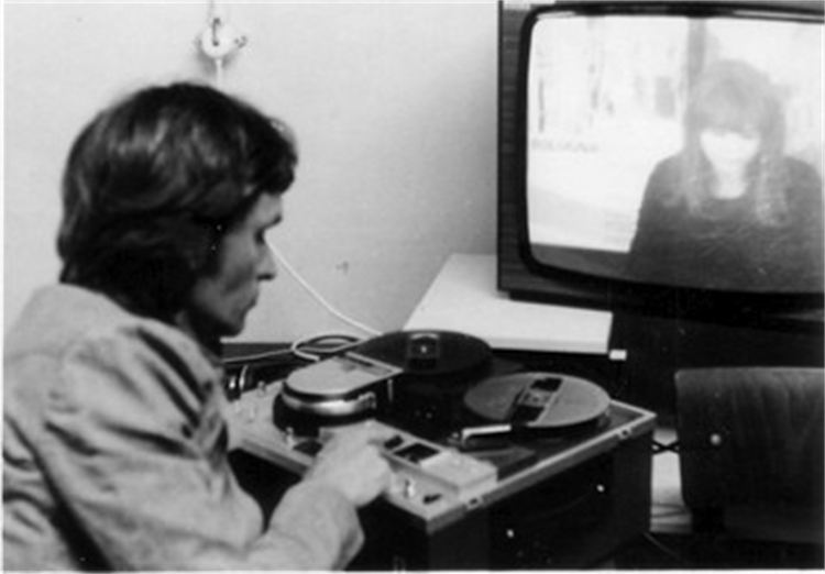 Filmemacher und Videopionier Gerd Conradt an einer Open reel Maschine-Video 1968.